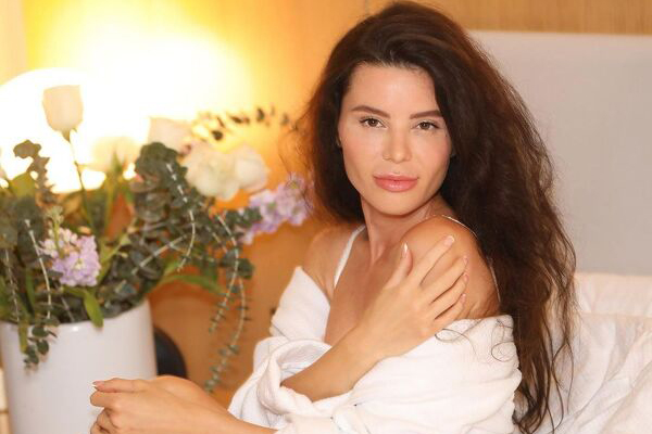 Dynamic Ekaterina, 35 y.o. from California, United States with Brown hair — VeronikaLove