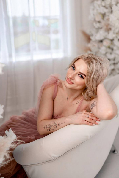 Sophisticated Elegance: Yaroslava, 33 y.o. from Poltava, Ukraine — VeronikaLove