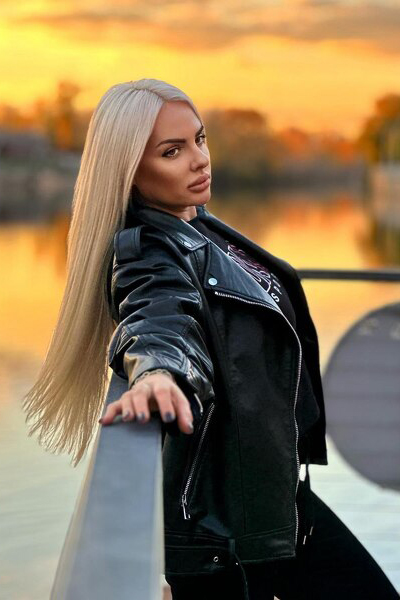 Captivating Elegance: Alika, 47 y.o. from Hannover, Germany — VeronikaLove