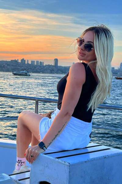 Captivating Elegance: Alika, 47 y.o. from Hannover, Germany — VeronikaLove