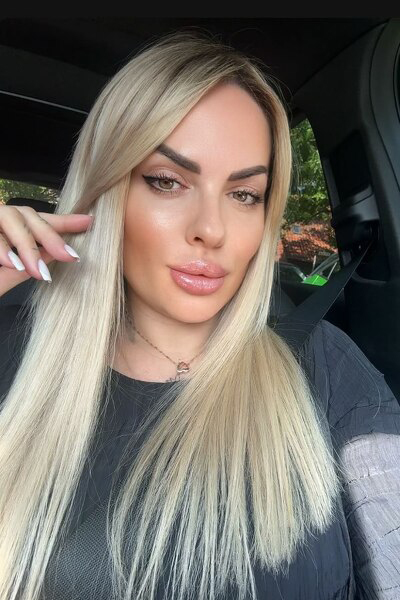 Captivating Elegance: Alika, 47 y.o. from Hannover, Germany — VeronikaLove