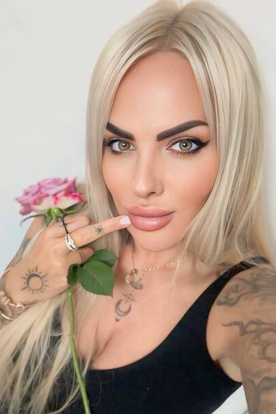 Captivating Elegance: Alika, 47 y.o. from Hannover, Germany — VeronikaLove