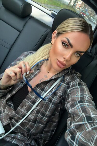 Captivating Elegance: Alika, 47 y.o. from Hannover, Germany — VeronikaLove