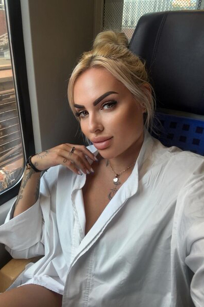 Captivating Elegance: Alika, 47 y.o. from Hannover, Germany — VeronikaLove