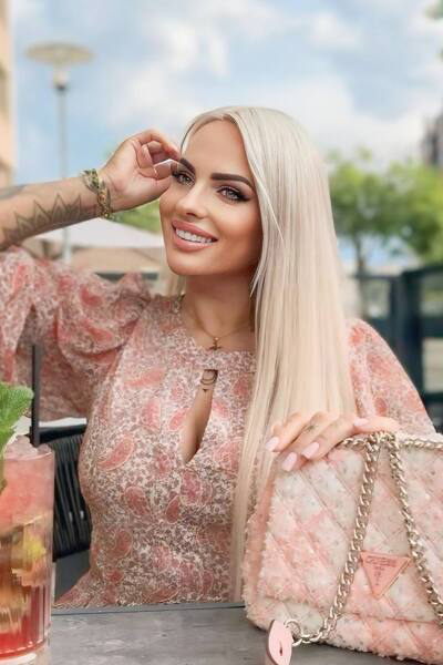 Captivating Elegance: Alika, 47 y.o. from Hannover, Germany — VeronikaLove