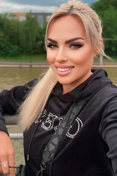 Captivating Elegance: Alika, 47 y.o. from Hannover, Germany — VeronikaLove